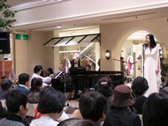 そごう横浜店 ミレニアムコートで「青木由有子クリスマスコンサート＆サイン会　写真